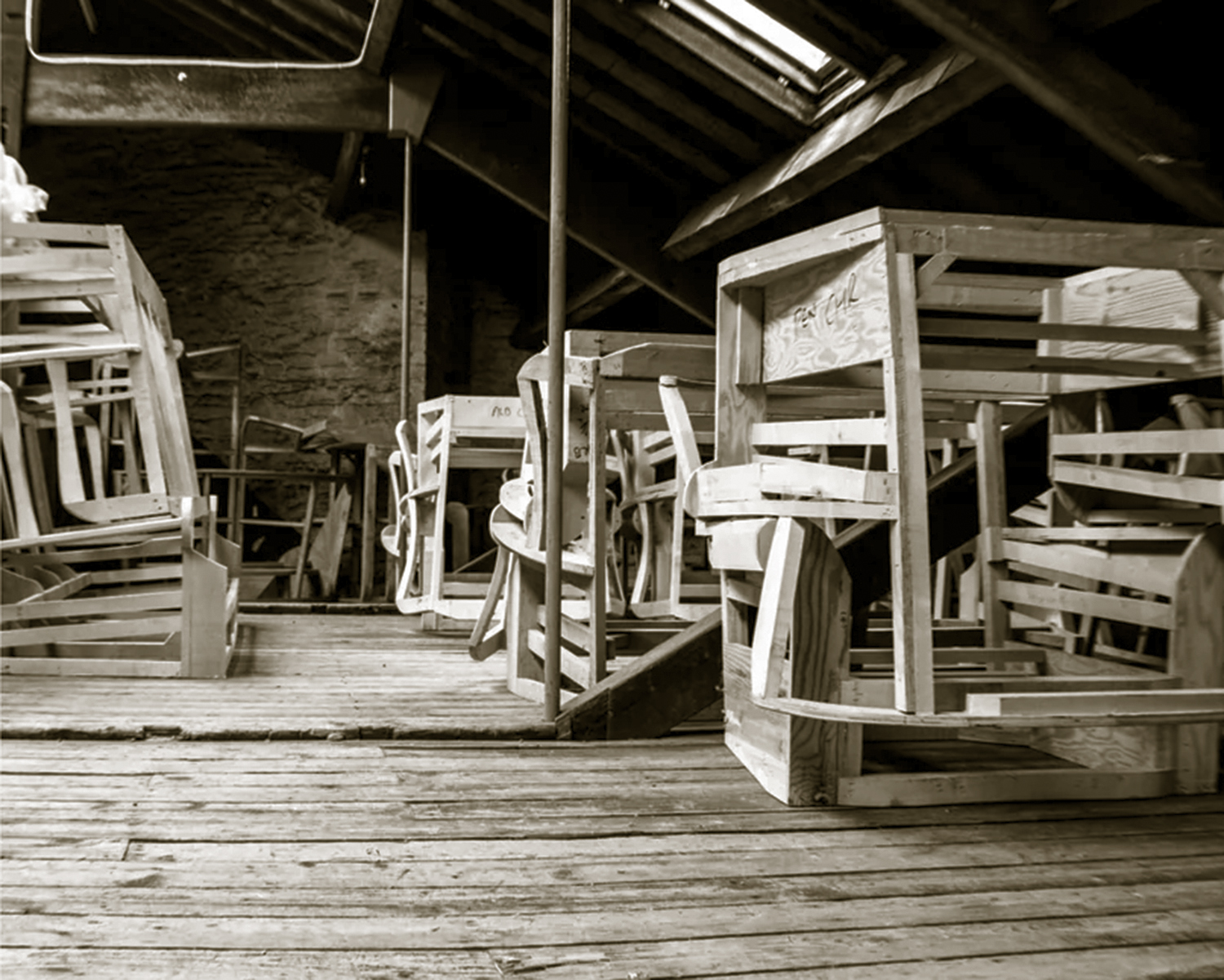 Dachboden mit Holzgestellen für Chesterfield Sofas